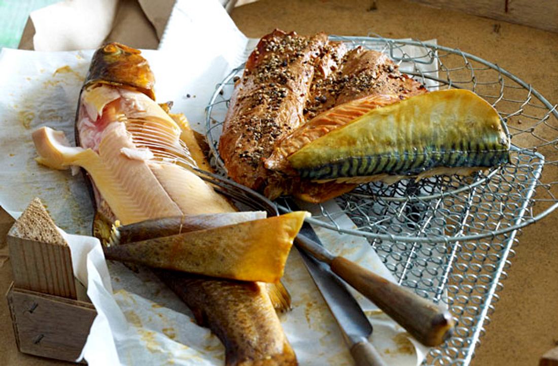 Fisch können Sie im Ganzen oder als Filet räuchern. Gut geeignet sind zum Beispiel Forelle oder Makrele.
