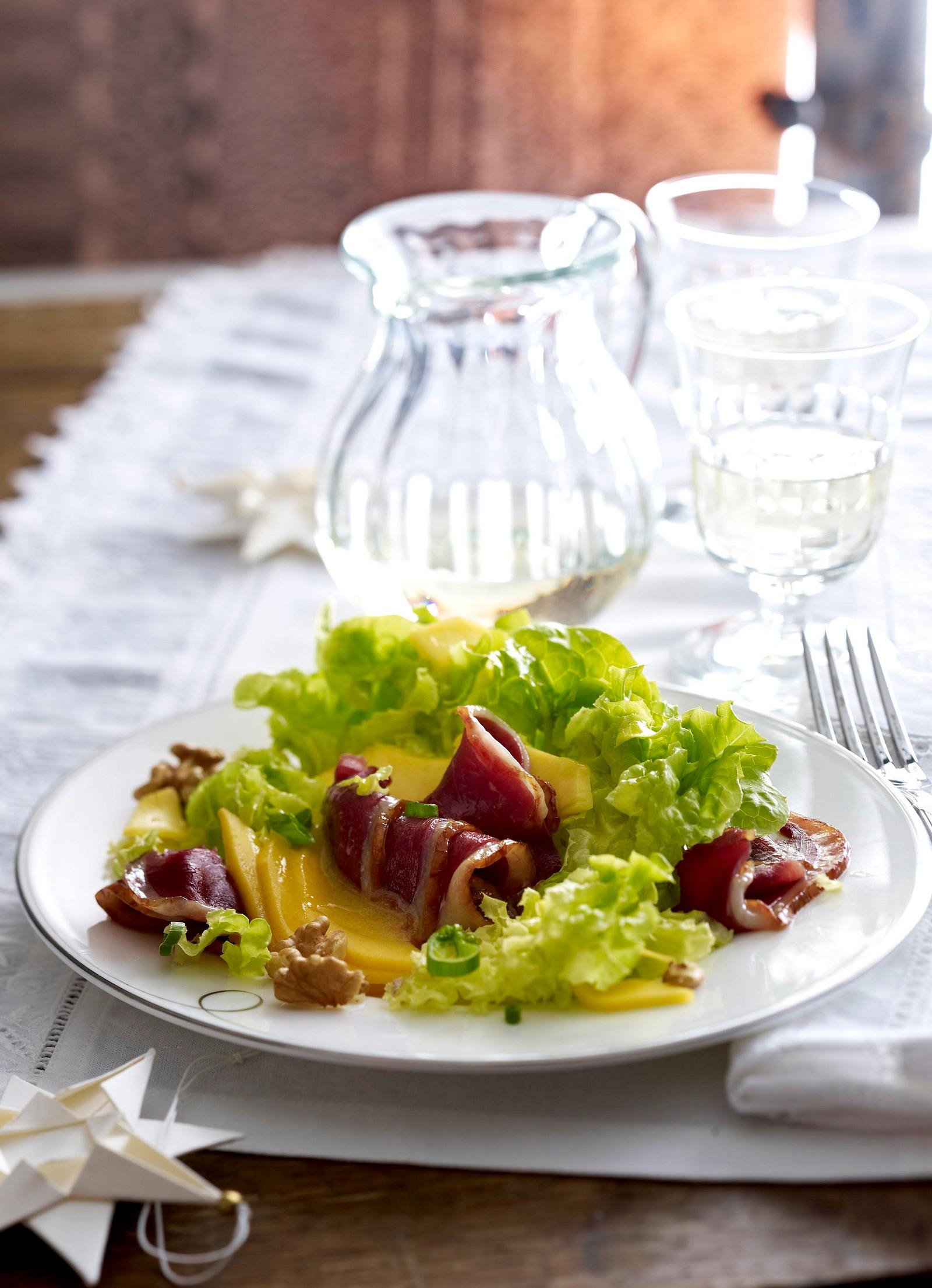 Geräucherte Gänsebrust auf Salat mit Mango Rezept | LECKER
