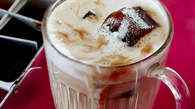 German Eiskaffee mit Mandelmilch Rezept - Foto: LECKER @ Bauer Media Group