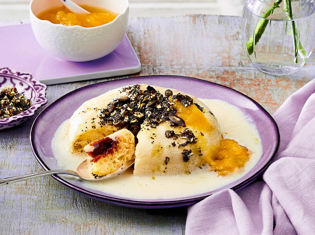 Germknödel  mit Kürbis- Mohn-Crunch Rezept