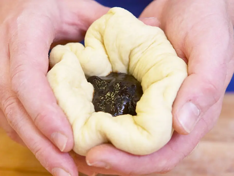 Germknödel mit Pflaumenmus füllen