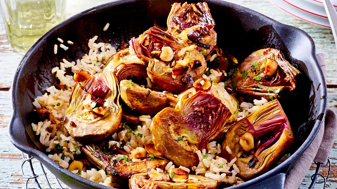 Geröstete Artischockenherzen mit Knoblauch-Reis Rezept - Foto: LECKER @ Bauer Media Group Geröstete Artischockenherzen mit Knoblauch-Reis Rezept - Foto: LECKER @ Bauer Media Group