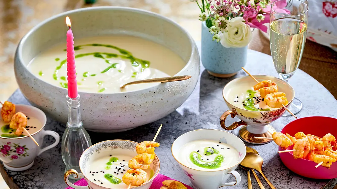 Geröstete Blumenkohlsuppe mit Garnelenspießen Rezept - Foto: LECKER @ Bauer Media Group Geröstete Blumenkohlsuppe mit Garnelenspießen Rezept - Foto: LECKER @ Bauer Media Group