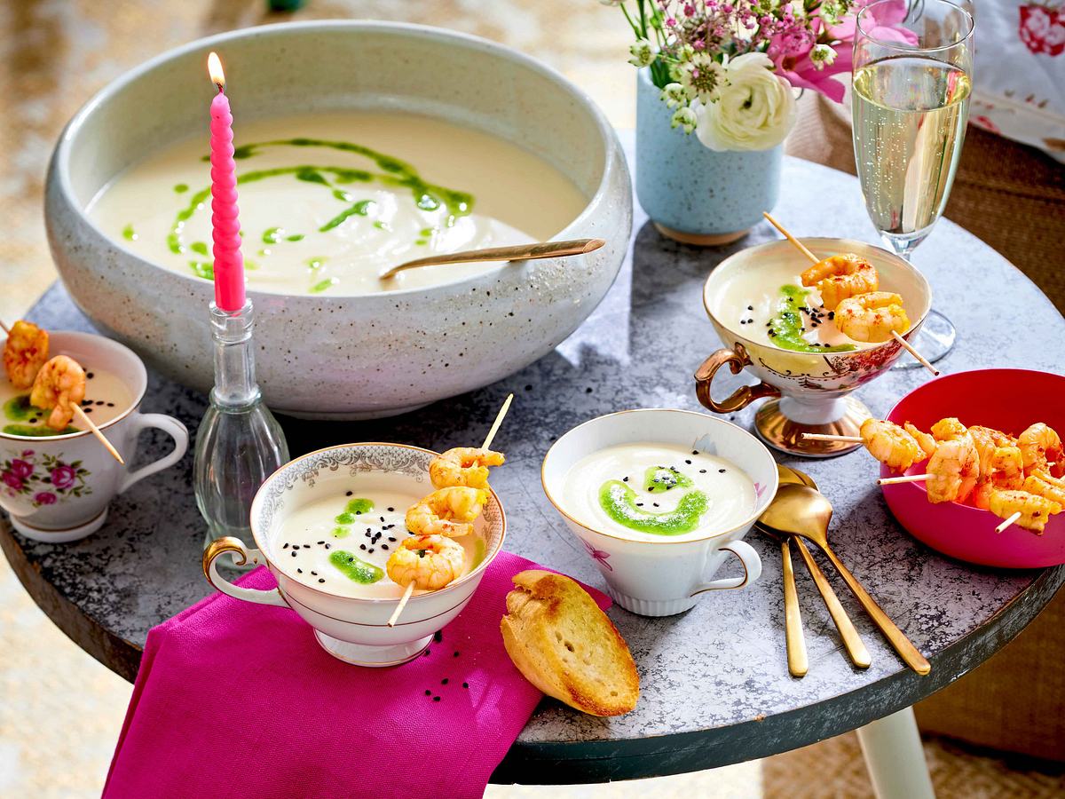 Geröstete Blumenkohlsuppe mit Garnelenspießen Rezept