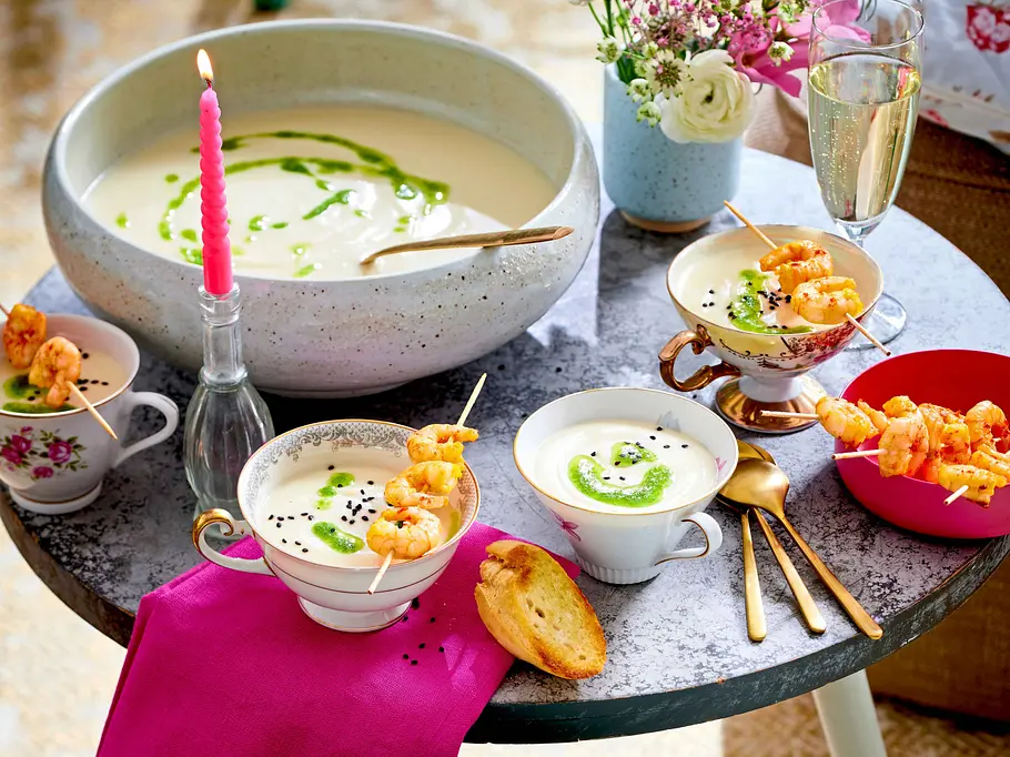 Geröstete Blumenkohlsuppe mit Garnelenspießen Rezept Geröstete Blumenkohlsuppe mit Garnelenspießen Rezept