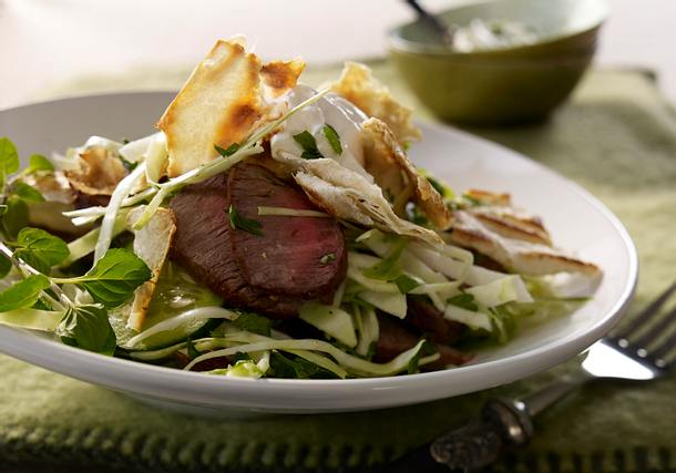 Geröstete Fladenbrotstücke mit Krautsalat, Salatgurke und Lammfleisch Rezept Geröstete Fladenbrotstücke mit Krautsalat, Salatgurke und Lammfleisch Rezept