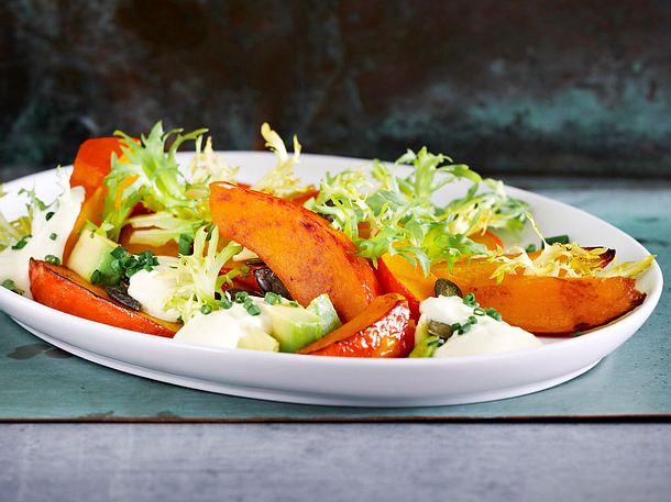 Geröstete Kürbisspalten mit Avocado und Endiviensalat Rezept Geröstete Kürbisspalten mit Avocado und Endiviensalat Rezept