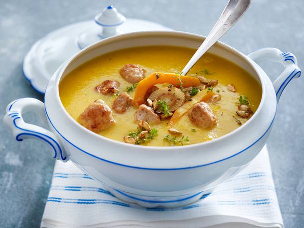Geröstete Kürbissuppe mit Brätbällchen Rezept Geröstete Kürbissuppe mit Brätbällchen Rezept