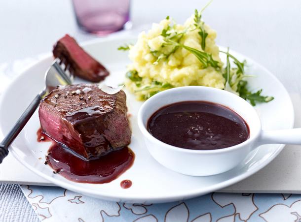 Geröstete Zwiebelsoße zu Filetsteak und Püree Rezept Geröstete Zwiebelsoße zu Filetsteak und Püree Rezept
