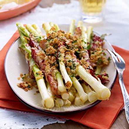Gerösteter Baby-Lauch im Speckmantel mit Zitronenkruste Rezept Gerösteter Baby-Lauch im Speckmantel mit Zitronenkruste Rezept