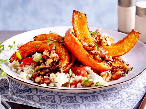 Gerösteter Kürbis auf Bulgursalat Rezept Gerösteter Kürbis auf Bulgursalat Rezept