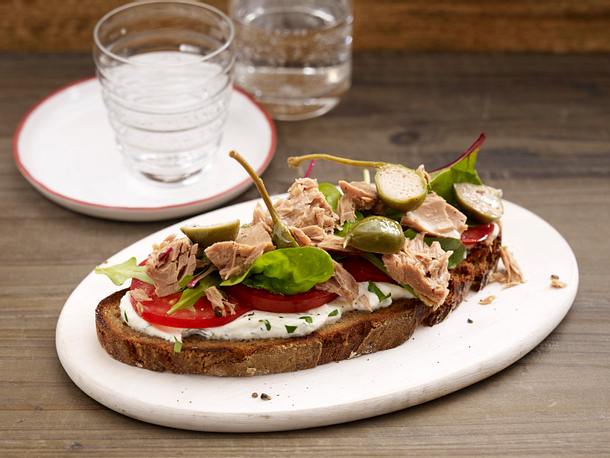 Geröstetes Bauernbrot mit Ricotta, Thunfisch, Tomaten und Salat Rezept Geröstetes Bauernbrot mit Ricotta, Thunfisch, Tomaten und Salat Rezept