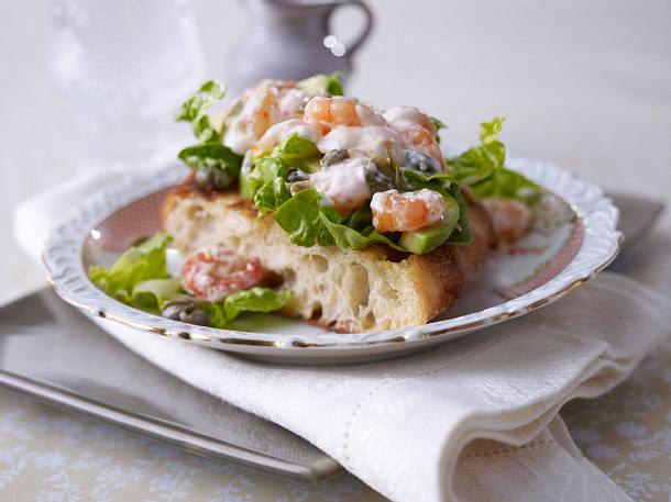Geröstetes Ciabatta mit Shrimps-Salat und Zitronen-Kapern-Mayonnaise Rezept Geröstetes Ciabatta mit Shrimps-Salat und Zitronen-Kapern-Mayonnaise Rezept