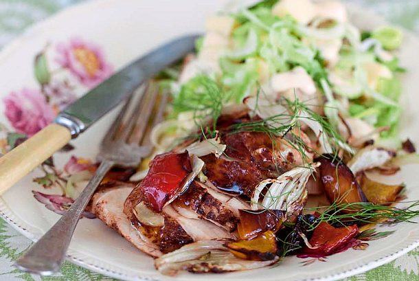 Geröstetes Hähnchen mit Fenchel-Paprika-Gemüse Rezept Geröstetes Hähnchen mit Fenchel-Paprika-Gemüse Rezept