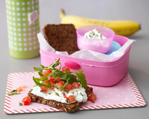 Geröstetes Vollkornbrot mit Tomaten-Ziegenfrischkäse Rezept Geröstetes Vollkornbrot mit Tomaten-Ziegenfrischkäse Rezept