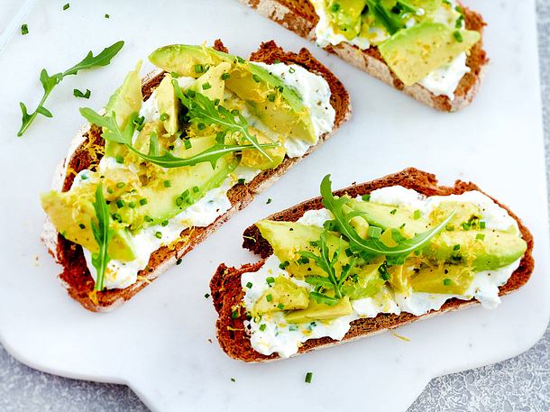 Geröstetes Vollkornbrot mit Ricotto und Avocado Rezept
