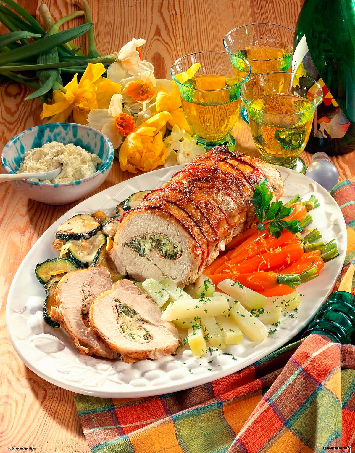 Gerollter Schweinebraten mit buntem Gemüse Rezept