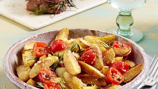 Geröstete Kartoffeln mit Olivenöl und Fleur de Sel und Rinderfilet in Rosmarin Rezept - Foto: Stellmach, Peter