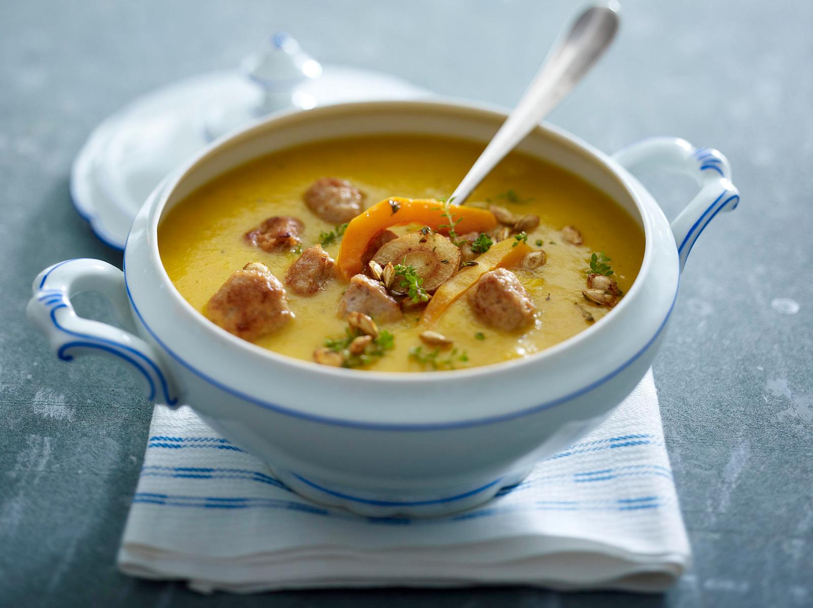Geröstete Kürbis-Pastinaken-Suppe mit Brätbällchen Rezept | LECKER