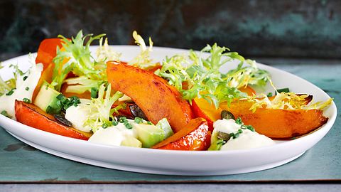 Geröstete Kürbisspalten mit Avocado und Endiviensalat Rezept - Foto: Fucke, Johannes