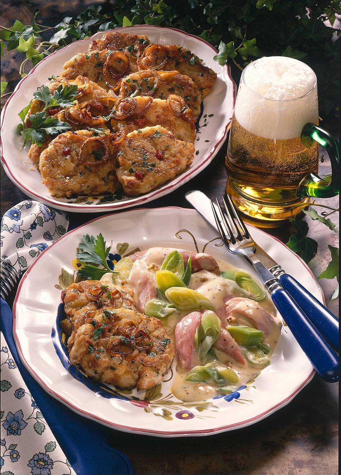 Geröstete Semmelknödel mit Eisbein-Porree-Ragout Rezept Geröstete Semmelknödel mit Eisbein-Porree-Ragout Rezept
