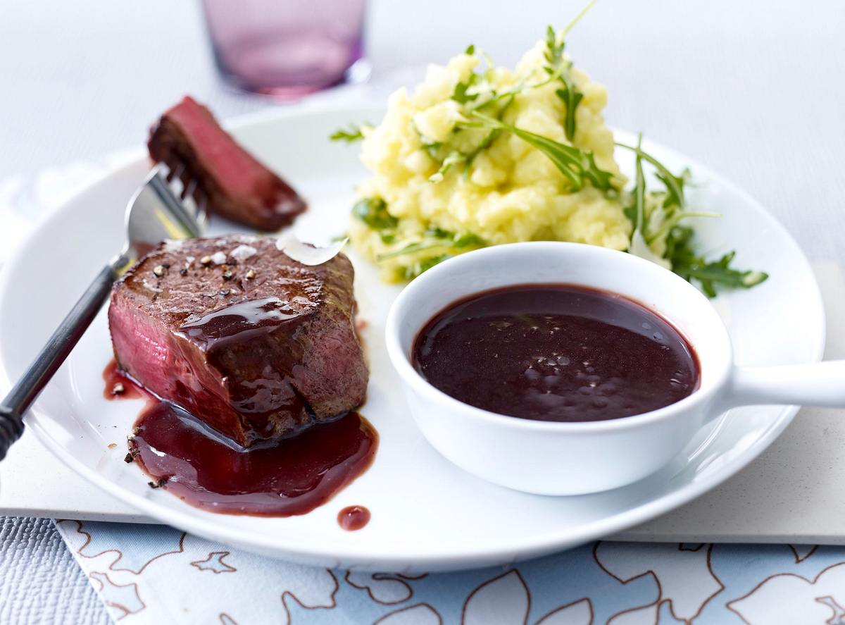 Geröstete Zwiebelsoße zu Rinderfiletsteak und Kartoffelpüree Rezept