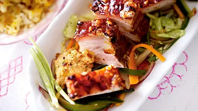 Gerösteter Schweinebauch mit Gemüsesalat Rezept - Foto: LECKER @ Bauer Media Group