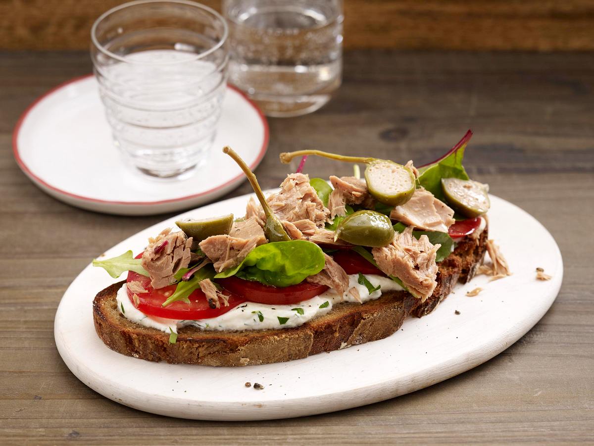 Geröstetes Bauernbrot mit Ricotta, Thunfisch, Tomaten und Salat Rezept