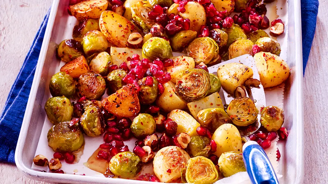 Geröstetes Gemüse mit Granatapfel Rezept - Foto: LECKER @ Bauer Media Group Geröstetes Gemüse mit Granatapfel Rezept - Foto: LECKER @ Bauer Media Group