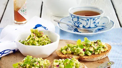 Geröstetes Nussbrot mit Avocado-Tatar Rezept - Foto: LECKER @ Bauer Media Group
