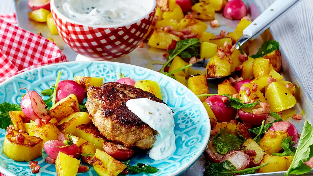 Geröstetes Radieschen-Kartoffel-Gemüse zu Frikadellen Rezept - Foto: LECKER @ Bauer Media Group Geröstetes Radieschen-Kartoffel-Gemüse zu Frikadellen Rezept - Foto: LECKER @ Bauer Media Group