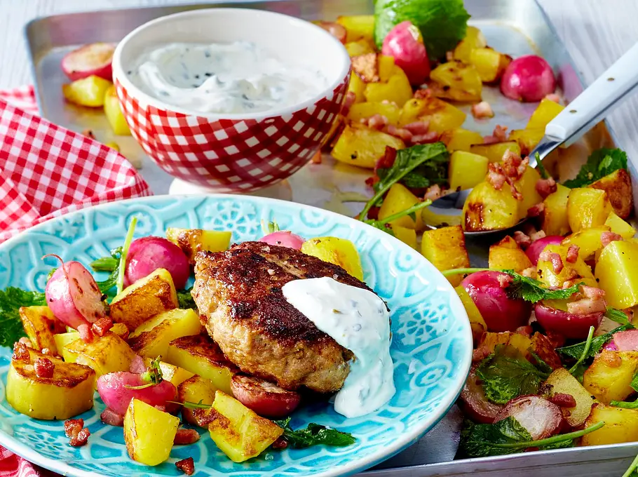 Geröstetes Radieschen-Kartoffel-Gemüse zu Frikadellen Rezept Geröstetes Radieschen-Kartoffel-Gemüse zu Frikadellen Rezept