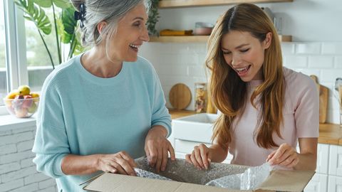 Mutter und Tochter packen Paket aus - Foto: LECKER.de/iStock (g-stockstudio) via Canva