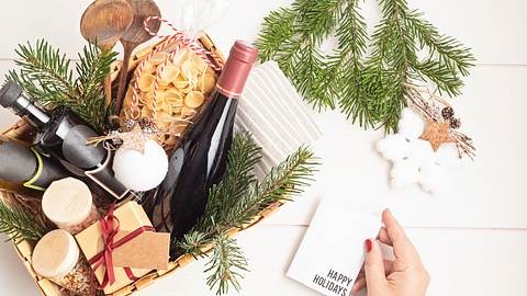 Geschenkkorb mit Wein - Foto: iStock/netrun78