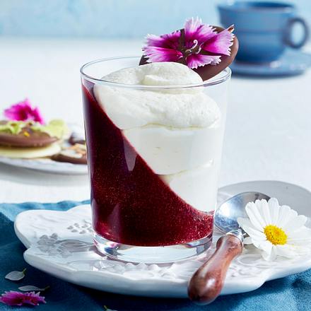 Geschichtete Brombeer-Creme mit Schokotalern und essbaren Blüten Rezept Geschichtete Brombeer-Creme mit Schokotalern und essbaren Blüten Rezept