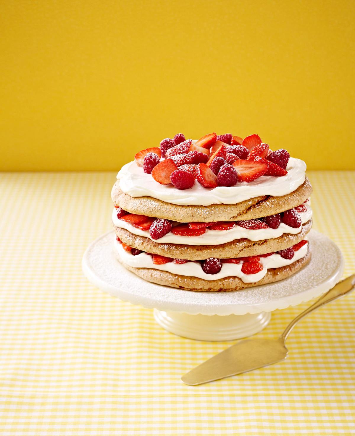 Geschichtete Erdbeer-Himbeer-Makronen-Torte Rezept