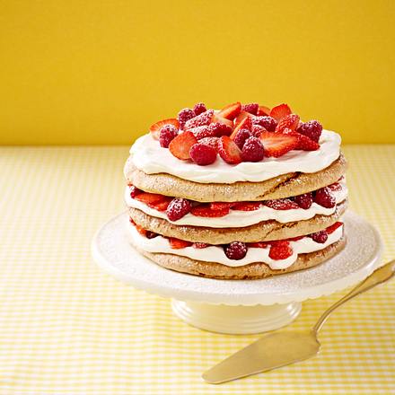Geschichtete Erdbeer-Himbeer-Makronen-Torte Rezept Geschichtete Erdbeer-Himbeer-Makronen-Torte Rezept