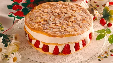 Geschichtete Erdbeer-Vanille-Sahne-Torte Rezept - Foto: LECKER @ Bauer Media Group