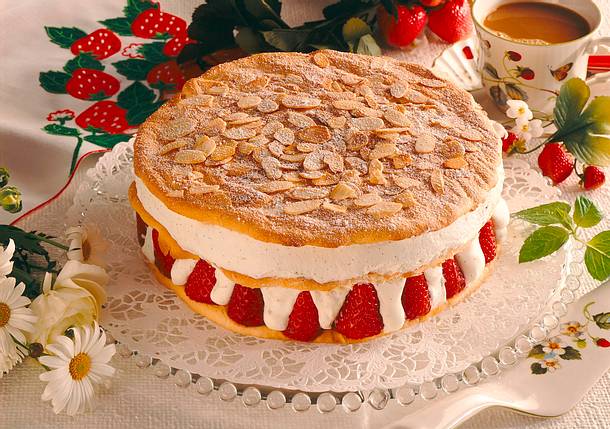 Geschichtete Erdbeer-Vanille-Sahne-Torte Rezept Geschichtete Erdbeer-Vanille-Sahne-Torte Rezept