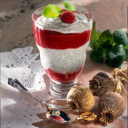 Geschichtete Quark-Mohnspeise mit Himbeerpürree Rezept Geschichtete Quark-Mohnspeise mit Himbeerpürree Rezept