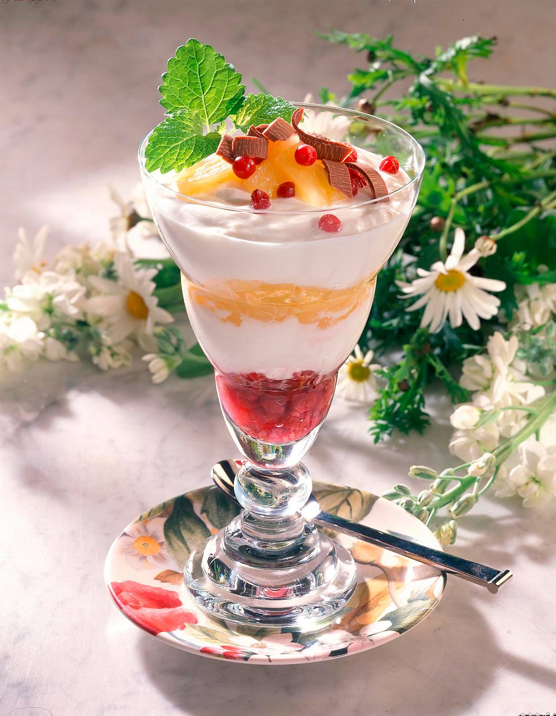 Geschichtete Quarkspeise mit Ananas und Preiselbeeren Rezept | LECKER