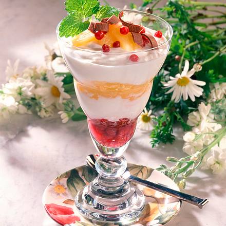 Geschichtete Quarkspeise mit Ananas und Preiselbeeren Rezept