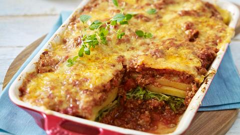 Geschichteter Kartoffel-Kohl-Hack-Auflauf mit Tomatensoße Rezept - Foto: House of Food / Bauer Food Experts KG