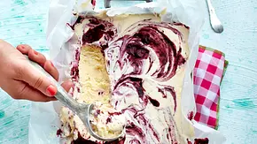 Geschmeidiges Parfait Rezept - Foto: LECKER @ Bauer Media Group