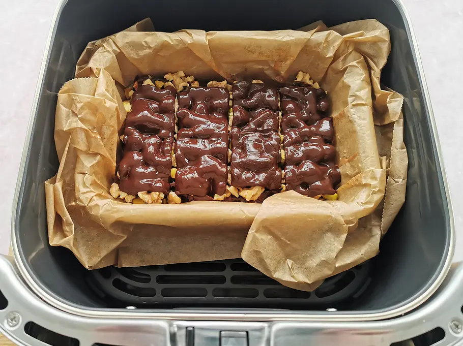 Geschmolzene Schokolade auf dem Dattel-Snack in einer Airfryer-Schublade Geschmolzene Schokolade auf dem Dattel-Snack in einer Airfryer-Schublade