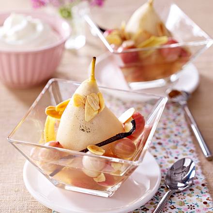 Geschmorte Birnen mit Stachelbeeren, Cassis-Sirup und Sahne Rezept Geschmorte Birnen mit Stachelbeeren, Cassis-Sirup und Sahne Rezept