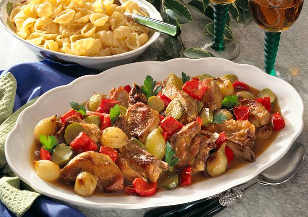 Geschmorte Fleischrippchen mit Zwiebel-Paprika-Gurken Rezept Geschmorte Fleischrippchen mit Zwiebel-Paprika-Gurken Rezept