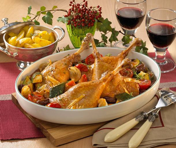 Geschmorte Gänsekeulen mit Rosmarin-Kartoffeln Rezept Geschmorte Gänsekeulen mit Rosmarin-Kartoffeln Rezept