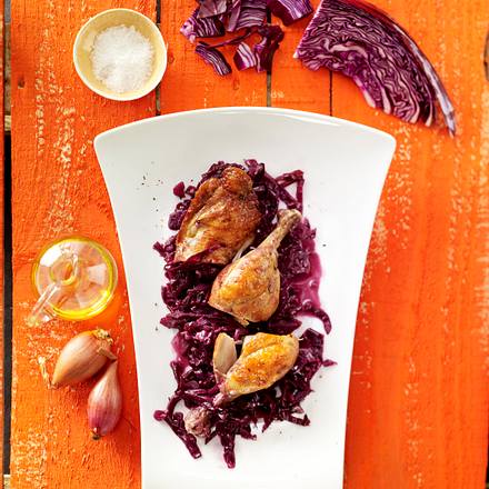 Geschmorte Hähnchenkeulen mit Rotkohl Rezept Geschmorte Hähnchenkeulen mit Rotkohl Rezept