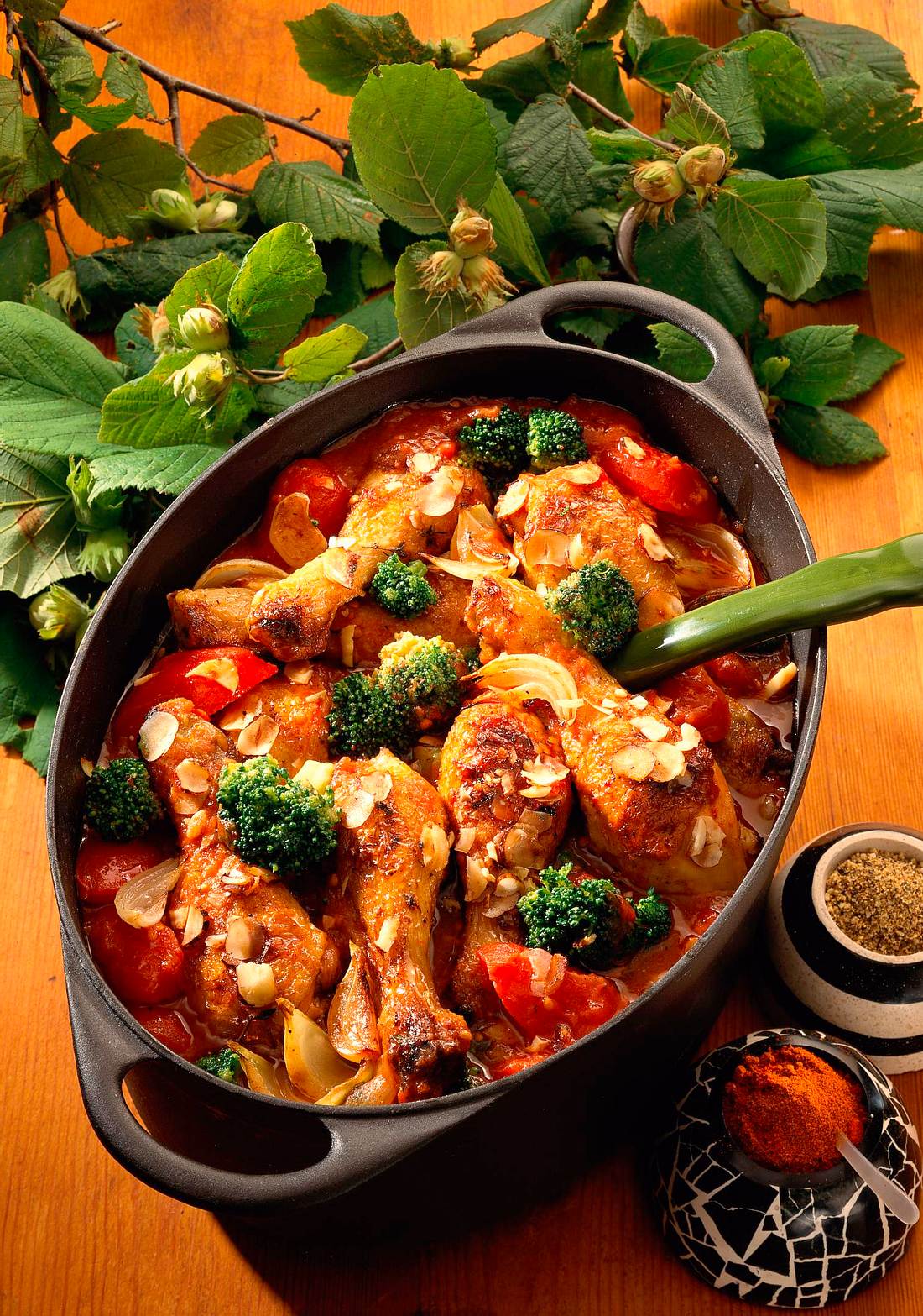 Geschmorte Hähnchenkeulen mit Haselnüssen Rezept | LECKER